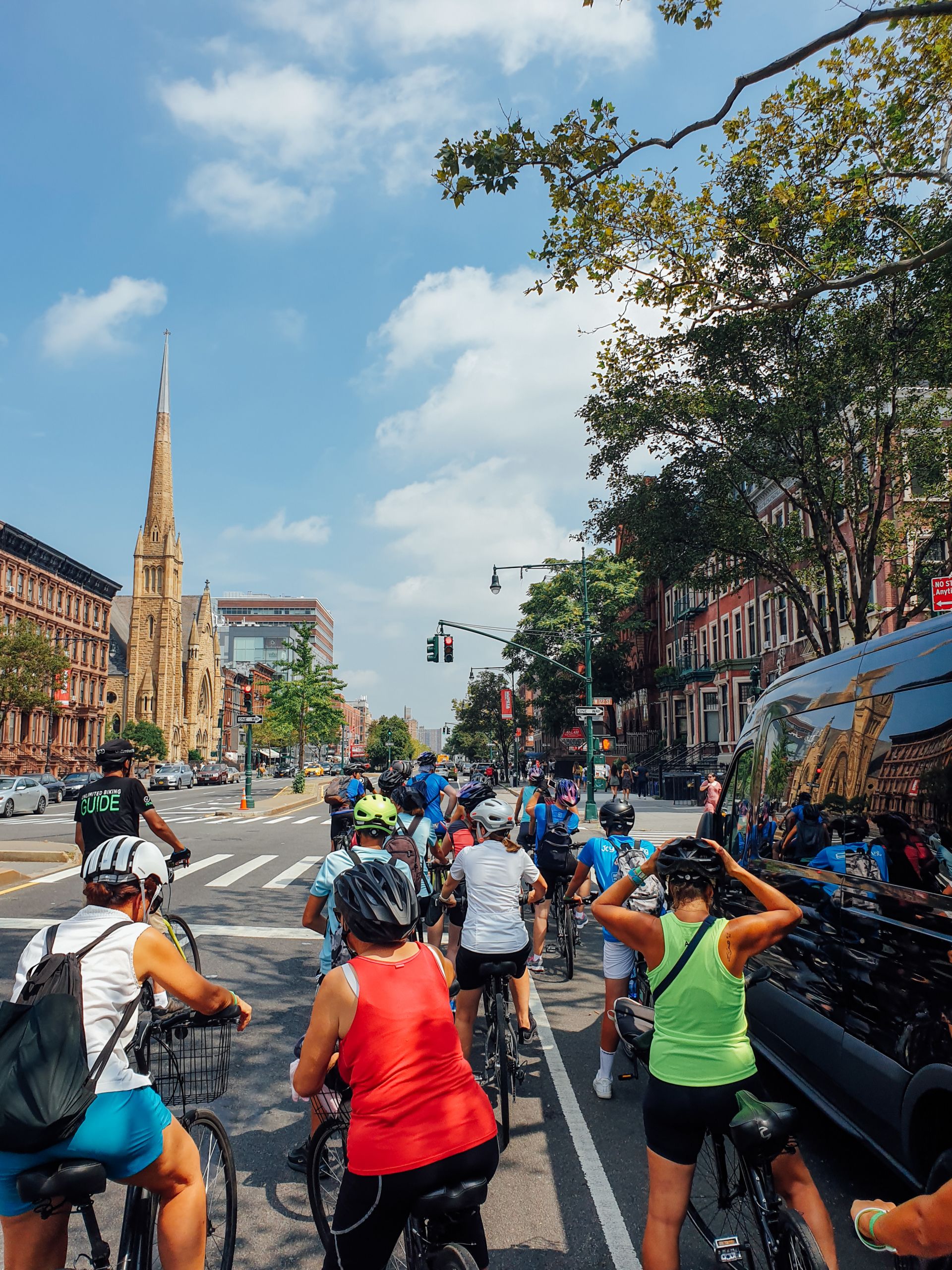 Ciclisti in vacanza con Girolibero in una strada di New York